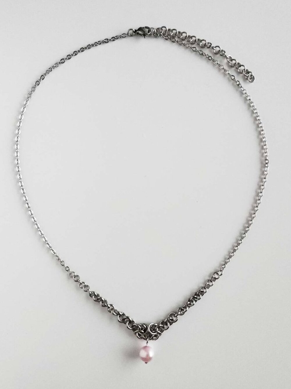 Vintage dainty pink pearl and silver necklace - Picture 4 of 10